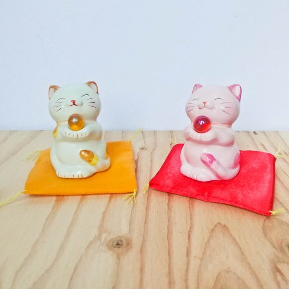 ►2/$15 Deal◄ 2 Maneki Neko Lucky Cat With Feng Shui ball - Picture 1 of 4